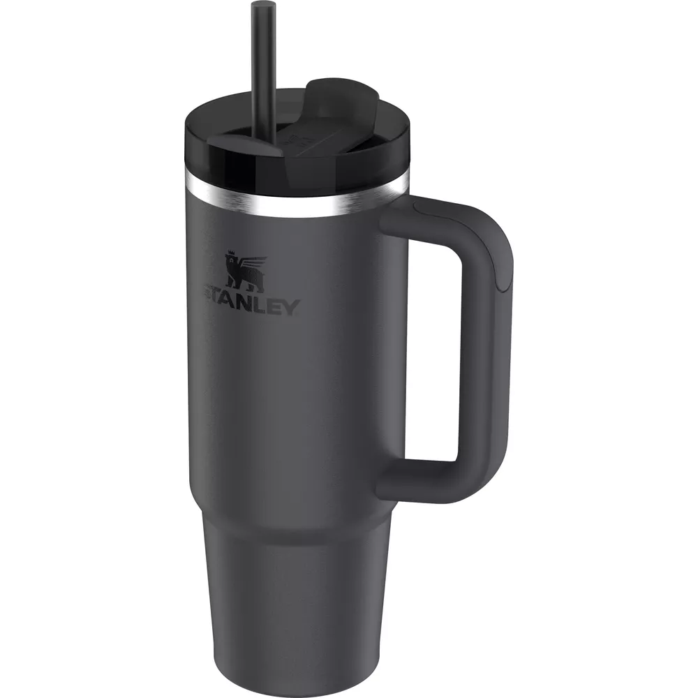 Saplı ve pipetli koyu gri Stanley matarası.