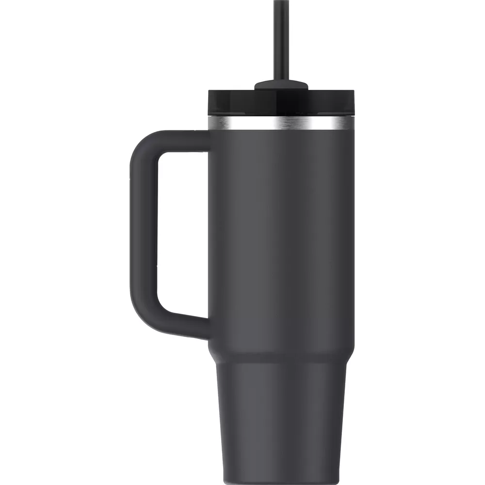 Kulplu ve pipetli koyu renkli bardak, beyaz zeminde.