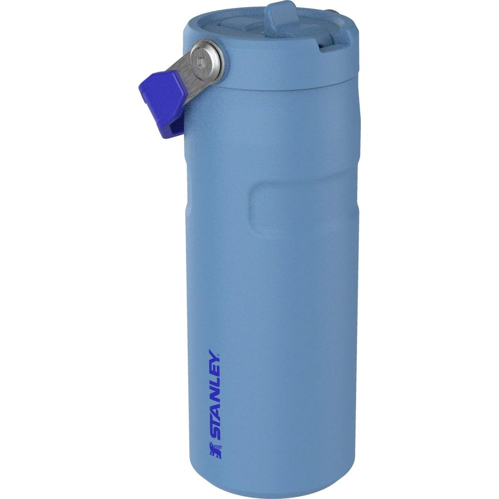 Un termo azul Stanley con asa plateada y azul.