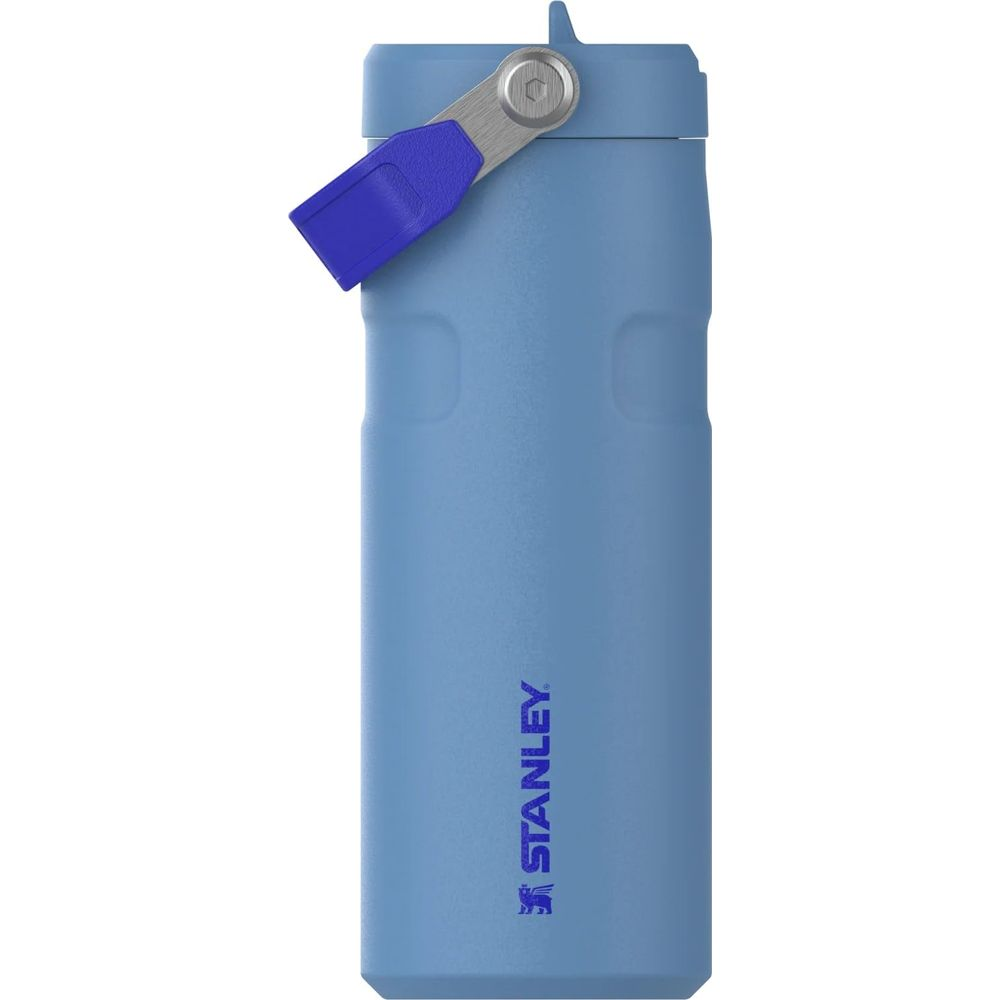 Una botella azul Stanley con asa plateada y azul.