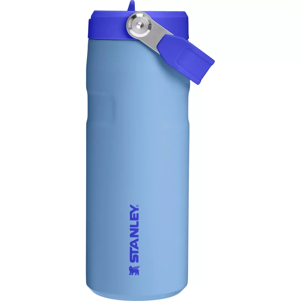 Una botella Stanley azul claro con tapa azul y asa plateada.