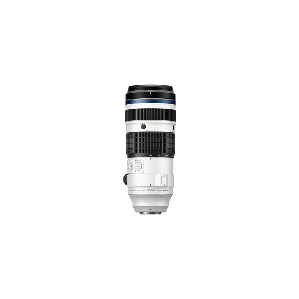 Een witte cameralens met zwarte en blauwe ringen, staand op een witte achtergrond.
