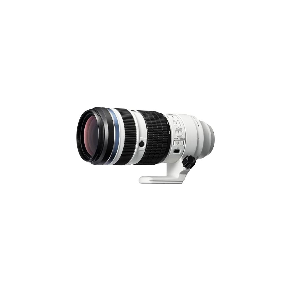 Een witte cameralens met zwarte en blauwe ringen, geïsoleerd op witte achtergrond.
