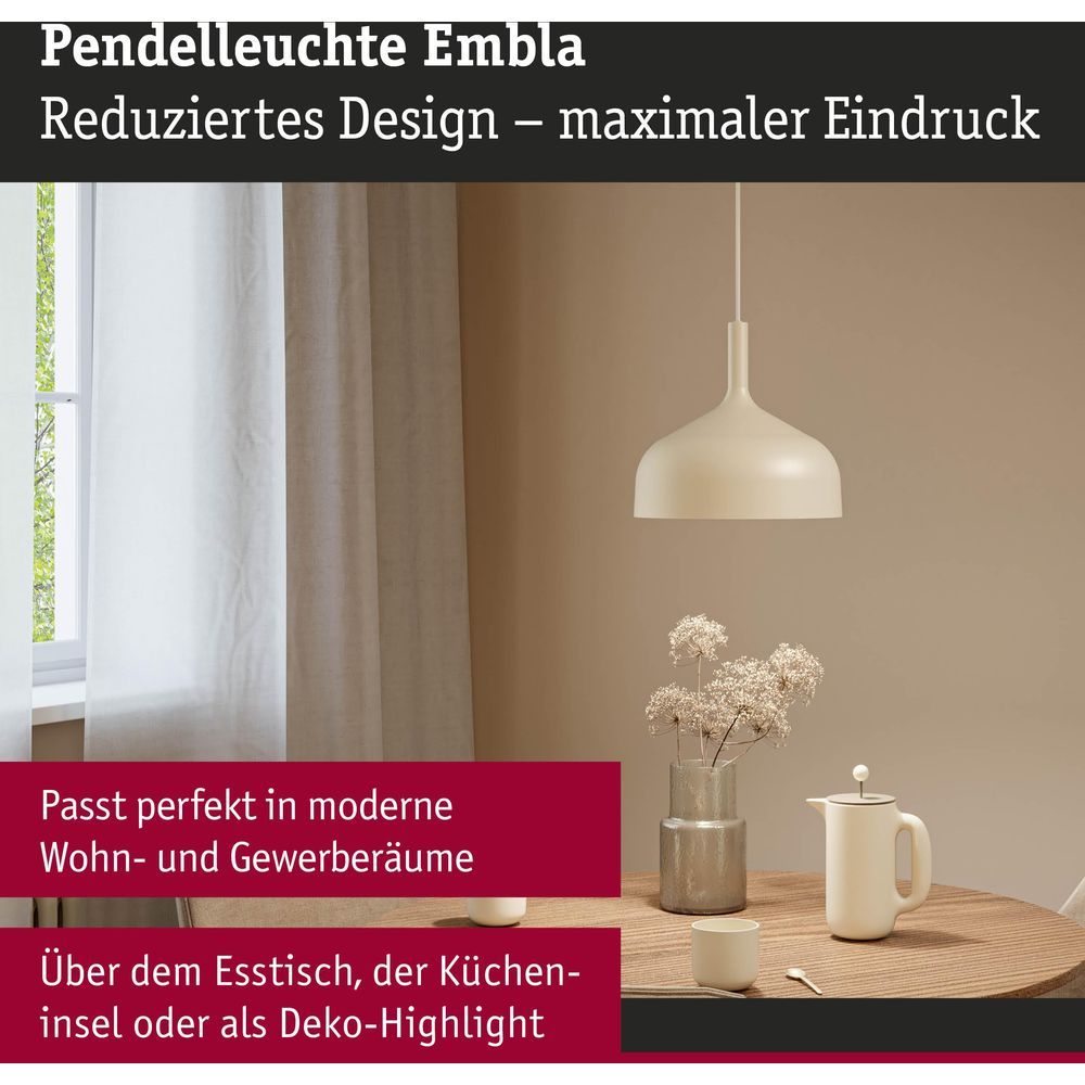 Un plafonnier couleur crème au-dessus d'une table en bois avec vase et cafetière.