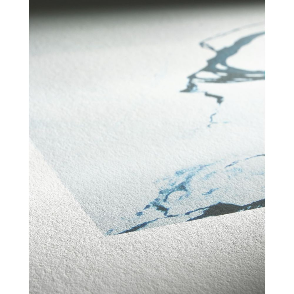 Motivi astratti di inchiostro blu su carta bianca, primo piano.