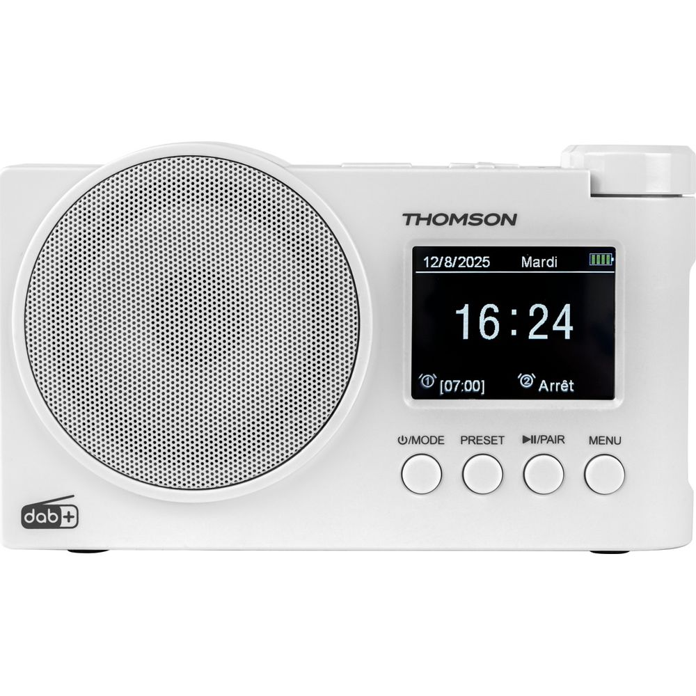 Una radio Thomson DAB+ blanca con altavoz grande y pantalla digital que muestra las 16:24.