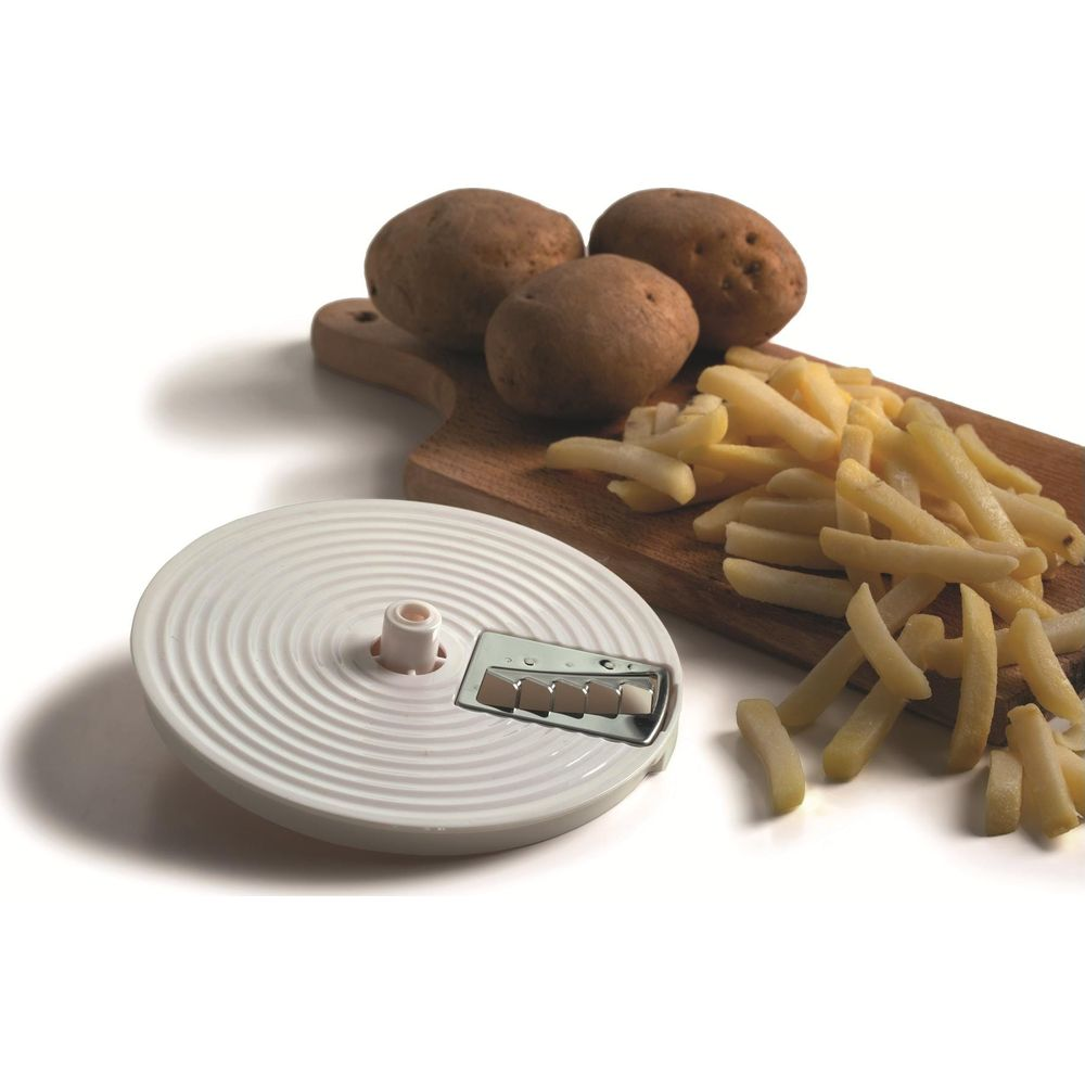 Un'affettatrice per patate e patate su un tagliere di legno.
