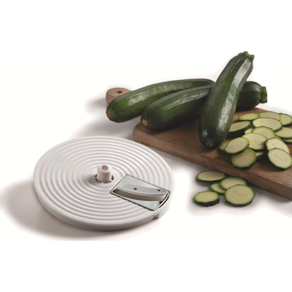 Un accessorio lama per robot da cucina con zucchine e zucchine affettate su tagliere di legno.