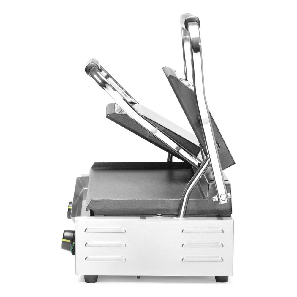 Una piastra grill aperta con corpo in acciaio inox e manici argentati.