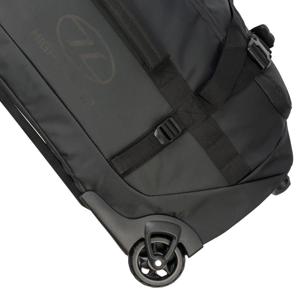 Schwarze Reisetasche mit Rollen und Logo. Träger und Schnallen sichtbar.