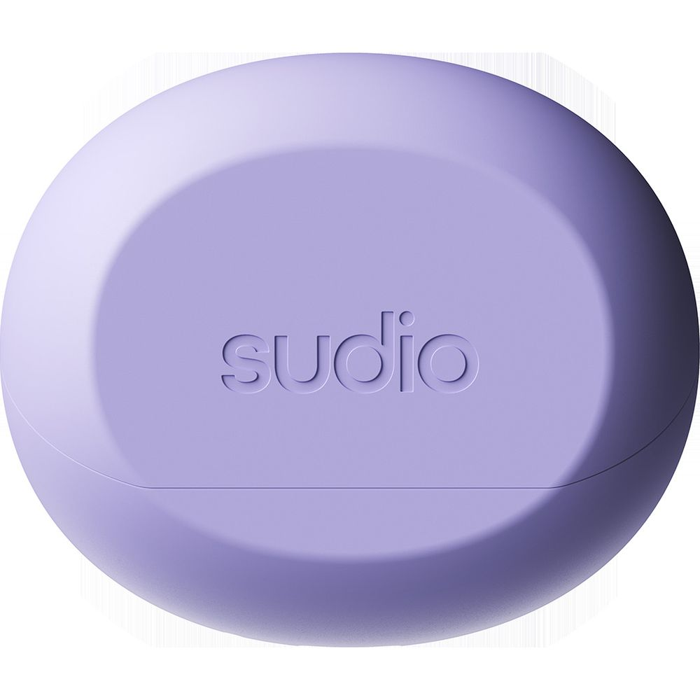 Una custodia per auricolari Sudio chiusa, rotonda e color lavanda con logo Sudio in rilievo.