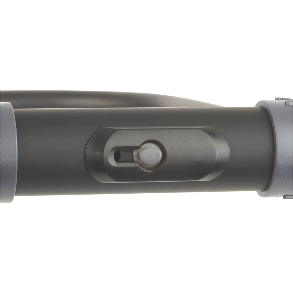 Primer plano de un tubo negro con un botón gris y una ranura.