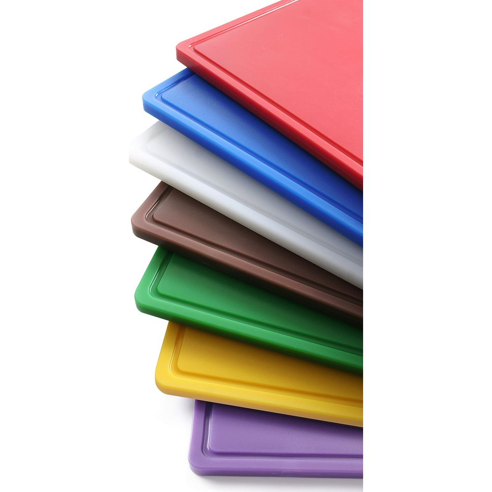 Una pila di taglieri colorati in rosso, blu, bianco, marrone, verde, giallo e viola.