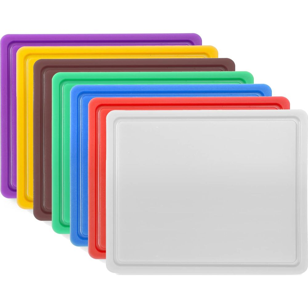 Una pila di sette vassoi rettangolari in plastica di vari colori: viola, giallo, marrone, verde, blu, rosso e bianco.