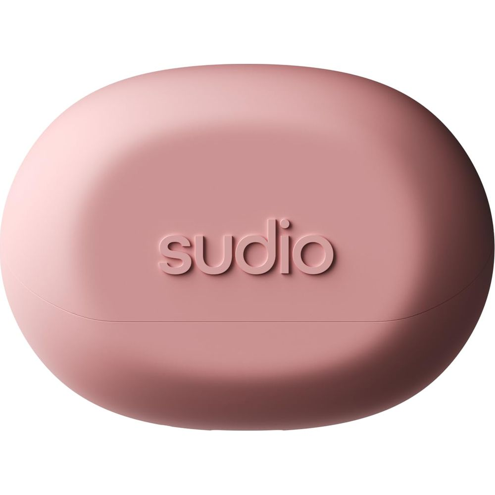 Un étui de chargement rose poudré avec le logo Sudio en lettres gaufrées.