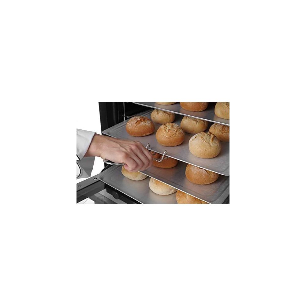 Mano di fornaio usa pinze per togliere teglia di panini dorati dal forno.