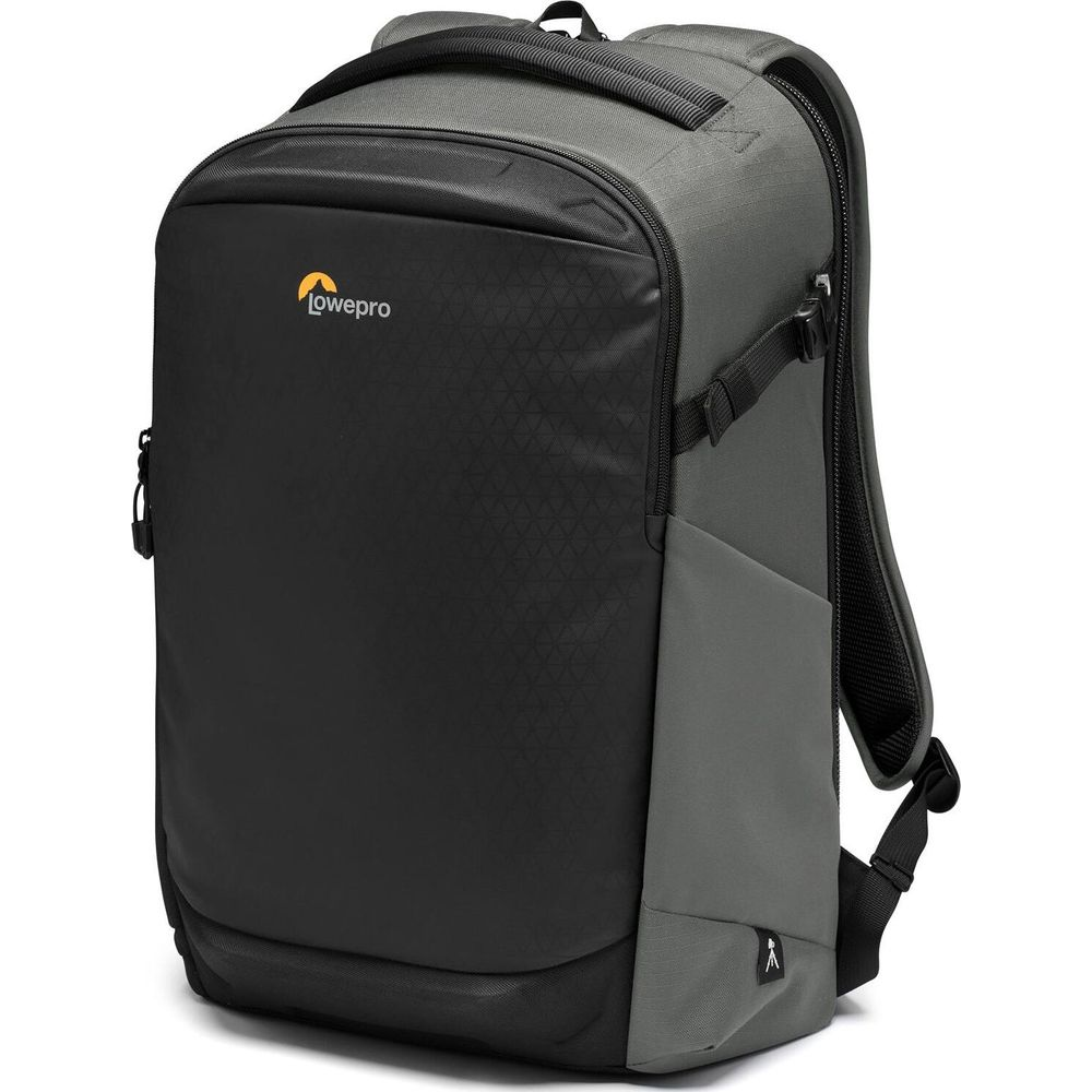 Un sac à dos noir et gris avec le logo Lowepro sur le devant.