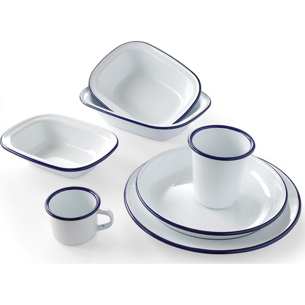 Stoviglie bianche smaltate con bordo blu: tazze, piatti e ciotole su sfondo bianco.
