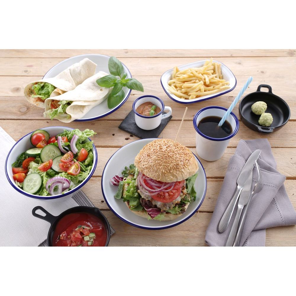 Un tavolo di legno con hamburger, patatine fritte, insalata, involtini, salse e bevande.