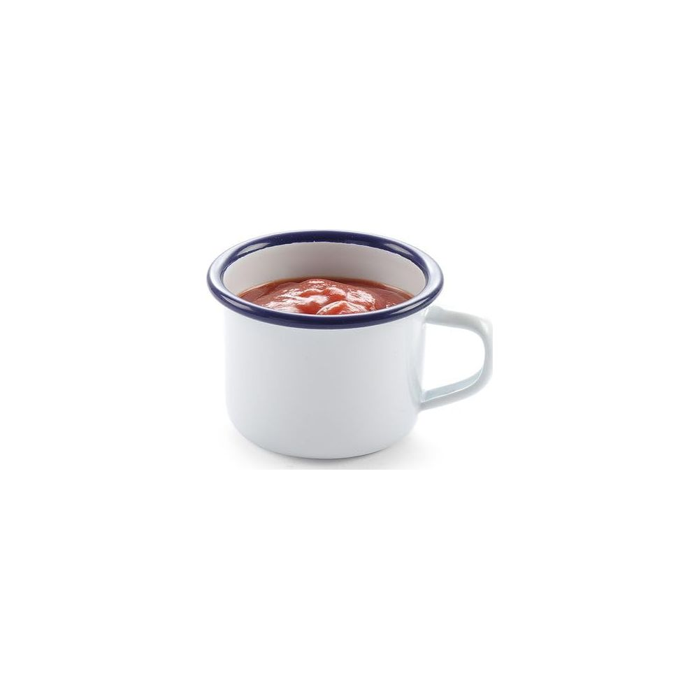 Una tazza bianca con bordo blu, piena di ketchup.