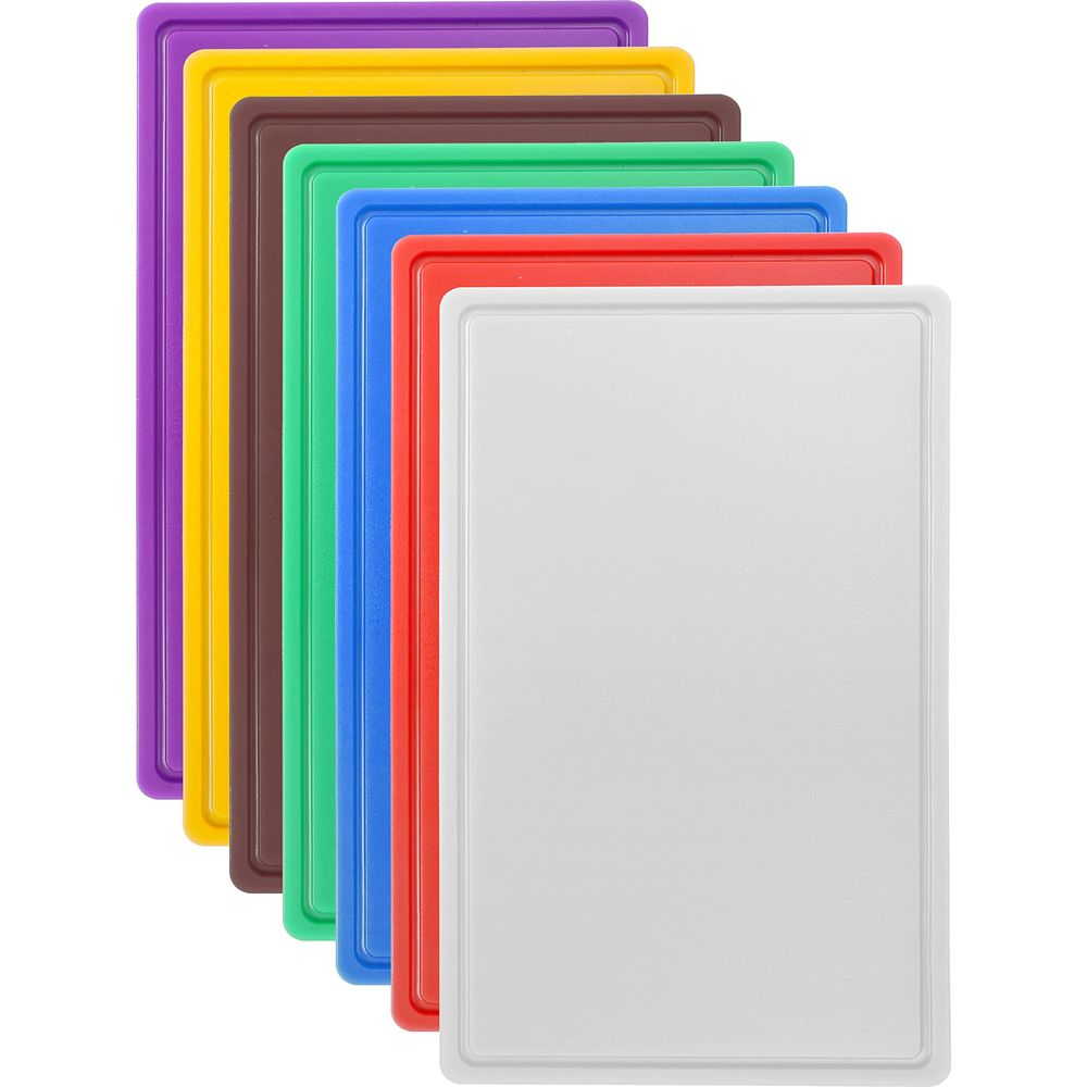 Diversi taglieri colorati sono disposti uno accanto all'altro.