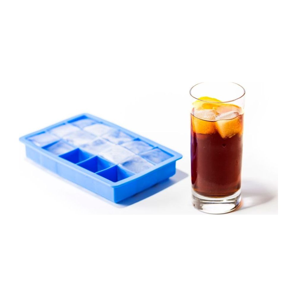 Una vaschetta per cubetti di ghiaccio blu e un bicchiere di bevanda scura con ghiaccio e limone.