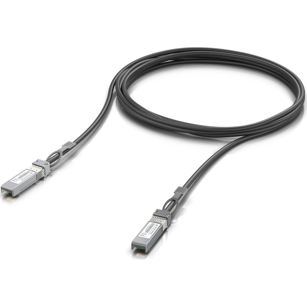 Een zwarte netwerkkabel met twee grijze SFP-moduleconnectoren, op een witte achtergrond.
