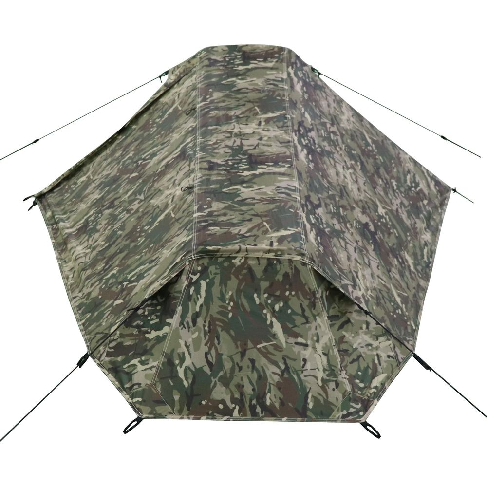 Una tenda mimetica con tiranti, su sfondo bianco.