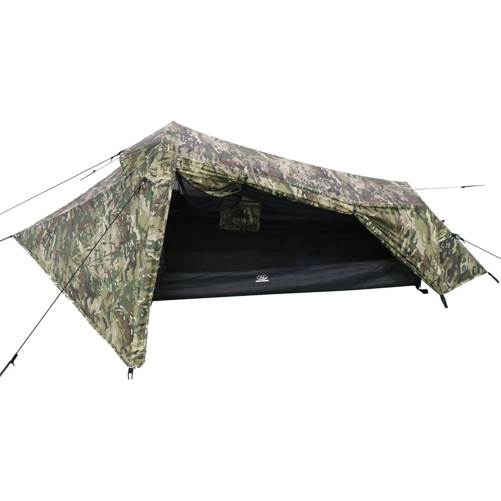 Una tenda mimetica con ingresso aperto e pavimento nero.