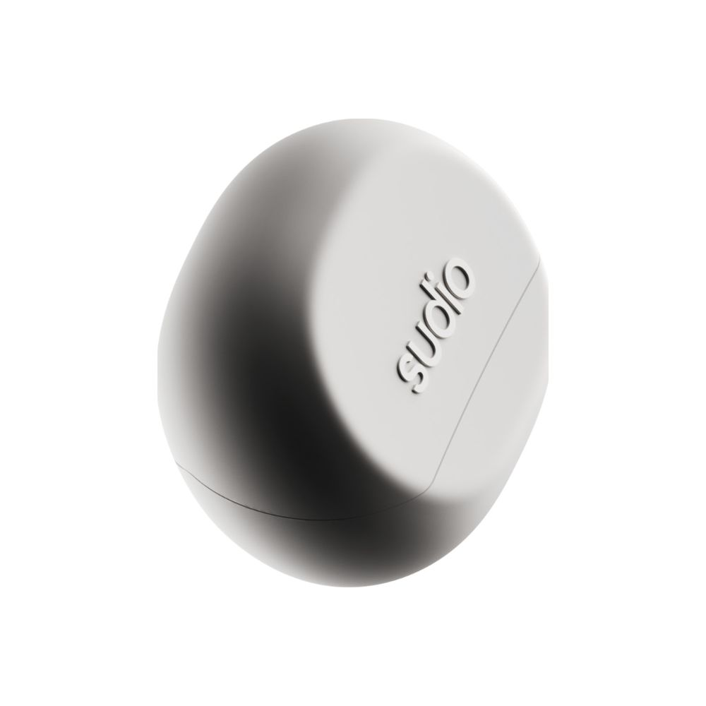 Un étui d'écouteur rond blanc avec le logo "Sudio" sur le côté.