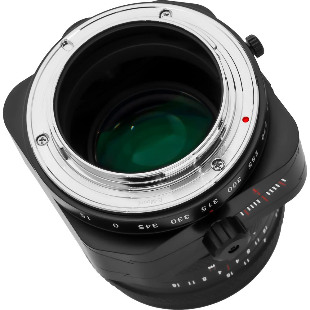Close-up van een lensadapter met zilveren vatting en groene lens.
