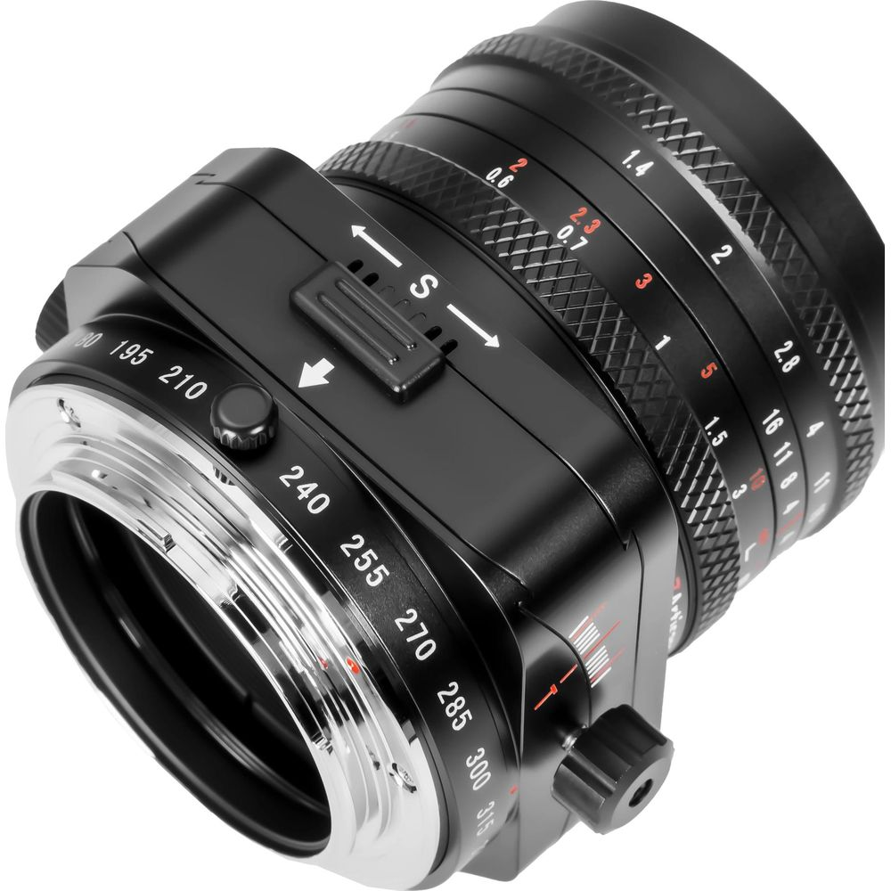 Een zwarte camera-adapter met zilveren ring en schalen op een zwarte achtergrond.
