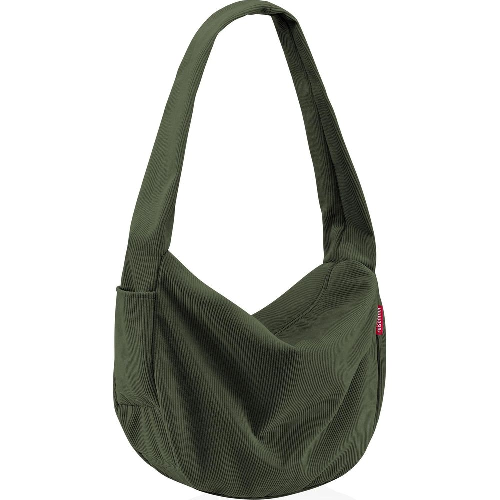 Grüne Stofftasche mit breitem Träger und vertikalen Rippen, mit einem roten Logo.