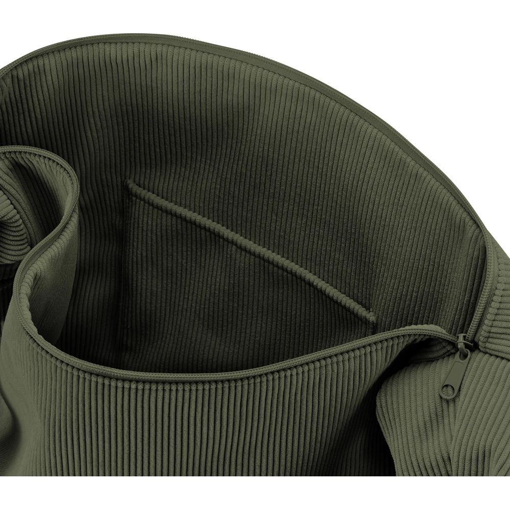 Nahaufnahme einer dunkelgrünen gerippten Tasche mit Reißverschluss und einer Innentasche.