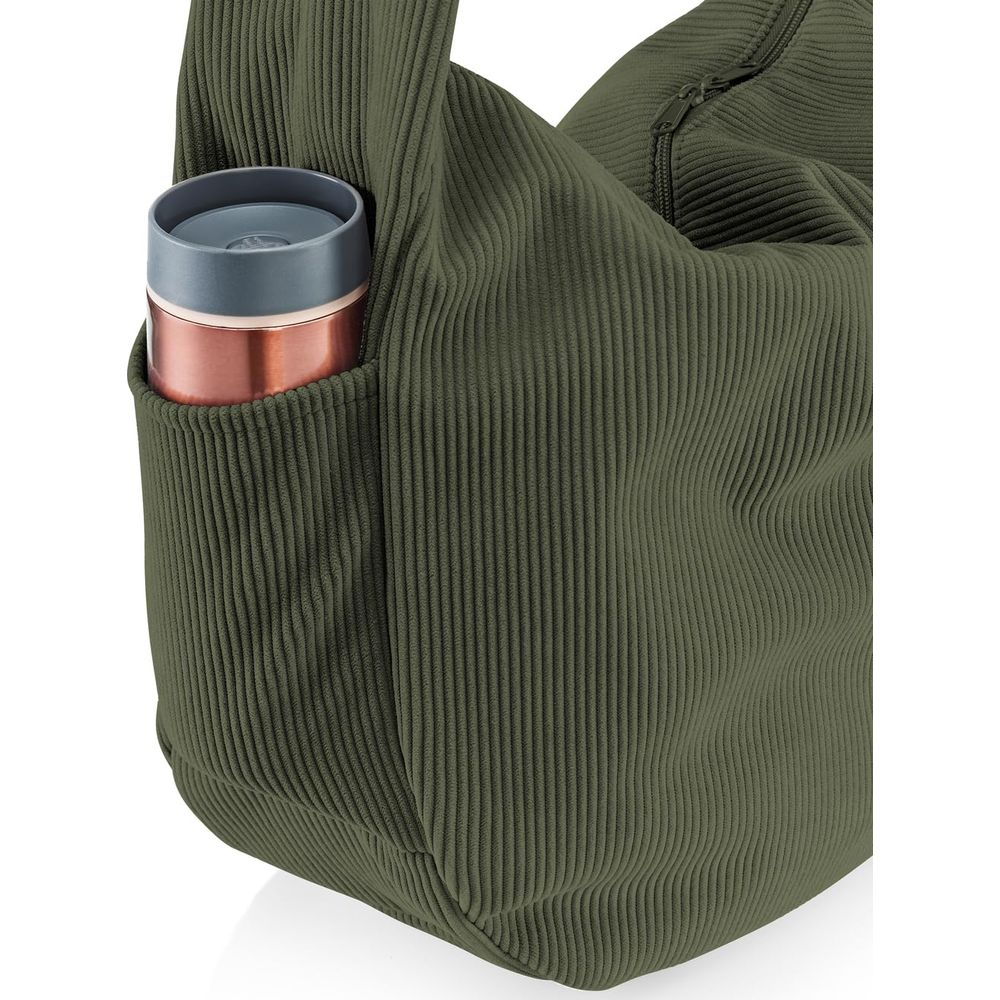 Eine grüne Tasche mit gerippter Textur, in der eine kupferfarbene Flasche steckt.