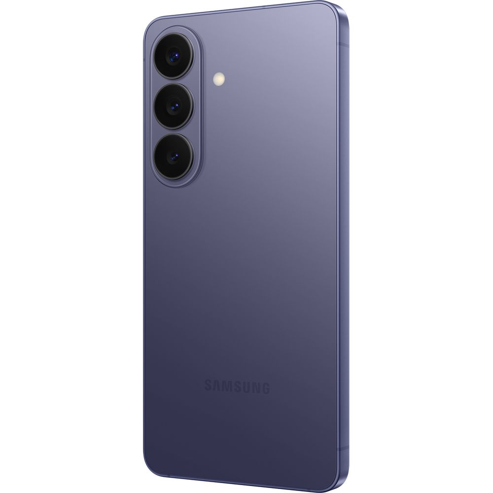 Fioletowy smartfon Samsung z trzema tylnymi aparatami, pokazany od tyłu.