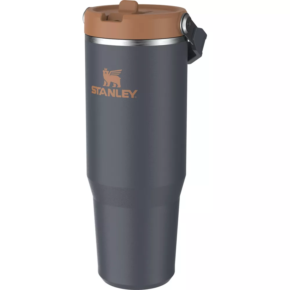 Kahverengi kapaklı ve kulplu gri Stanley termos bardak. Önünde logo.