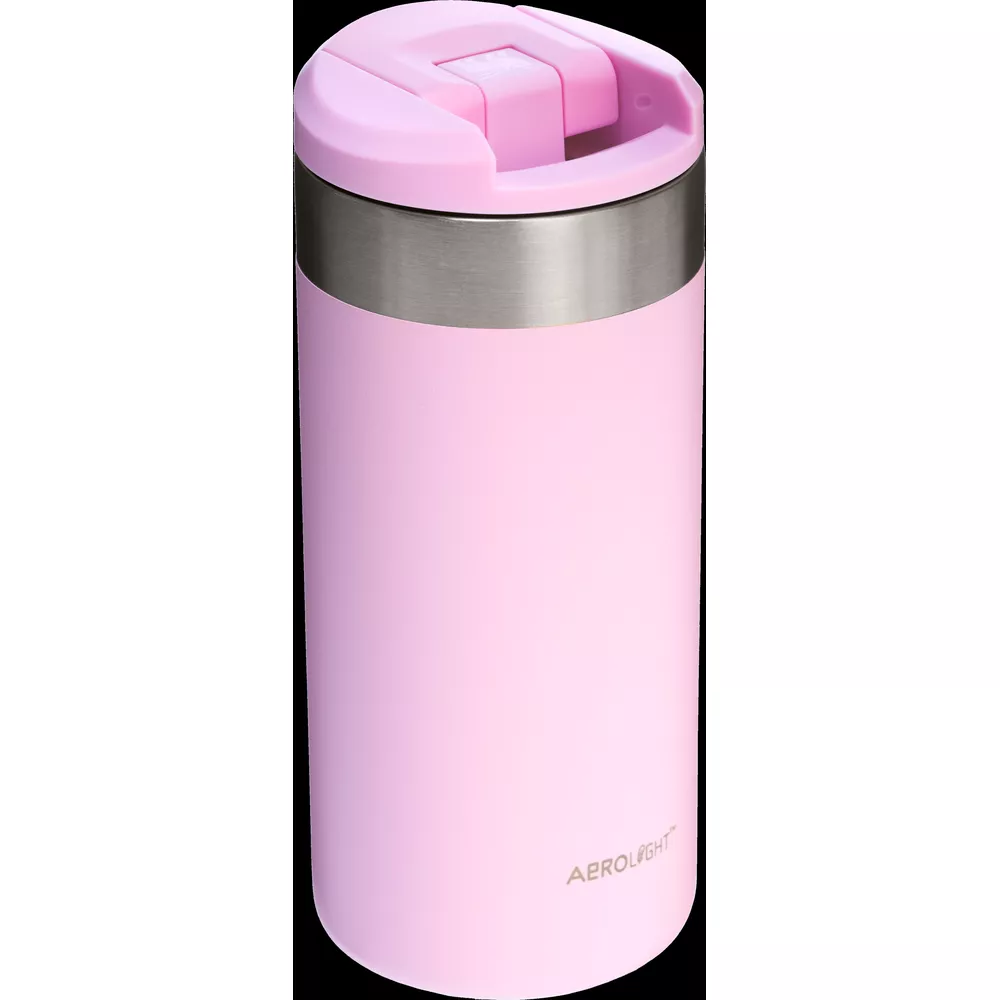 Gümüş bantlı ve pembe kapaklı açık pembe seyahat kupası.