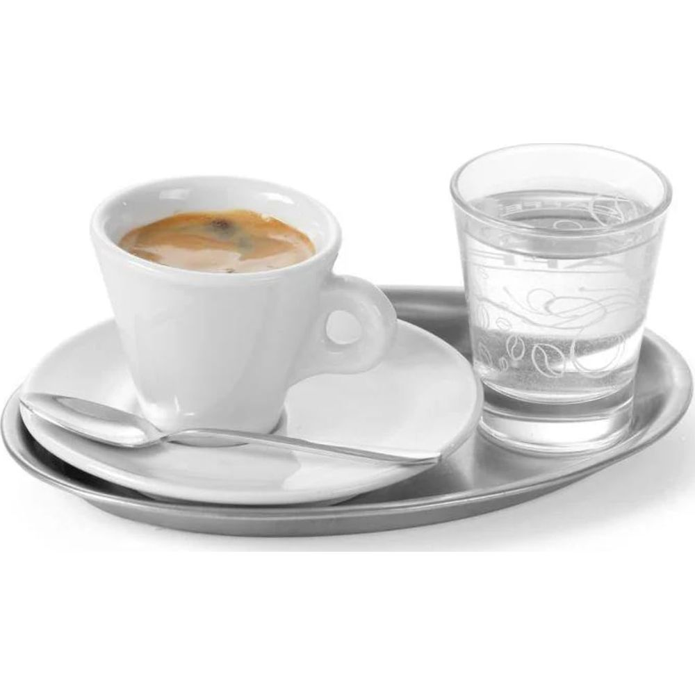 Una tazzina di espresso con un bicchiere d'acqua su un vassoio.