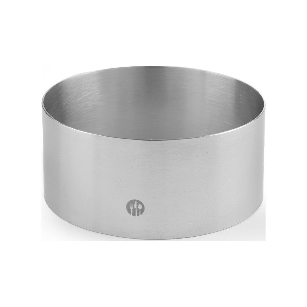 Un anello metallico argentato con logo, su sfondo bianco.