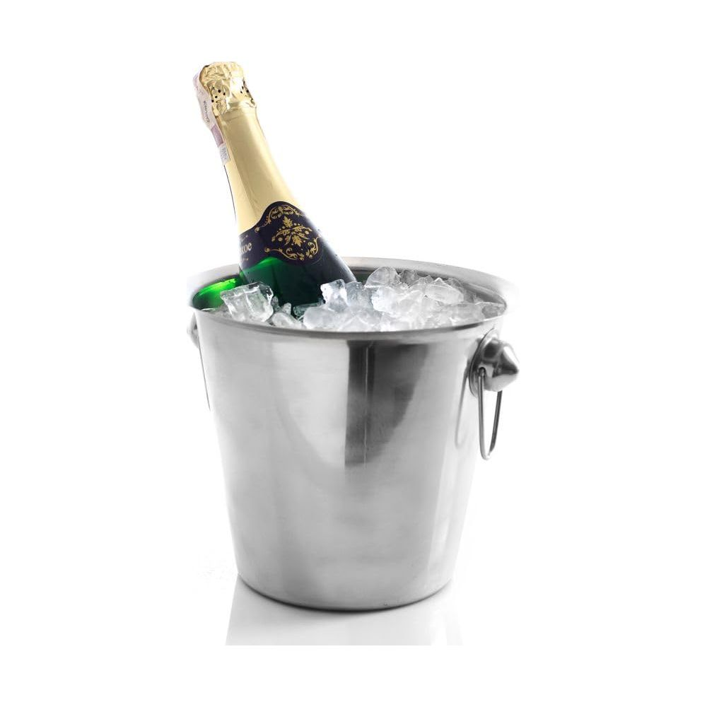 Una bottiglia di champagne in un secchiello per il ghiaccio argentato pieno di cubetti di ghiaccio.