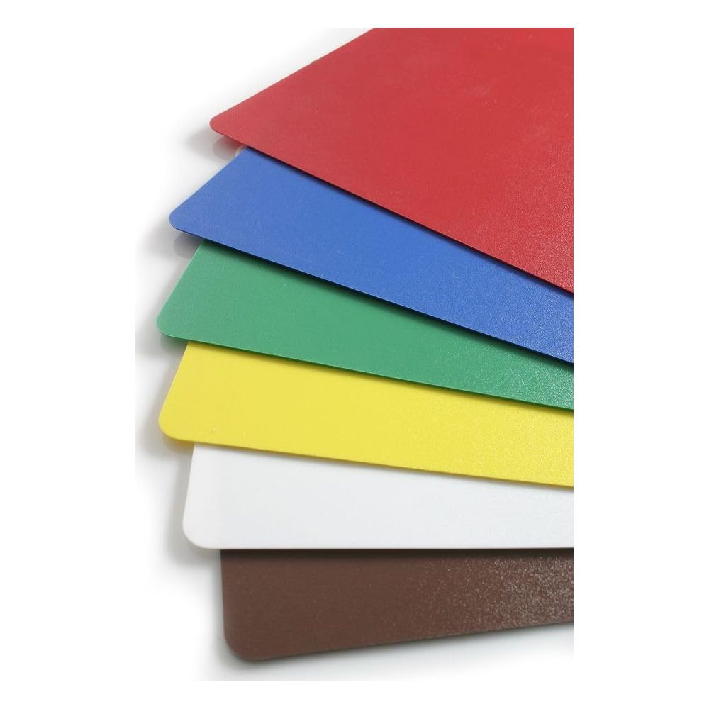 Diverse carte colorate impilate: rosso, blu, verde, giallo, bianco, marrone.