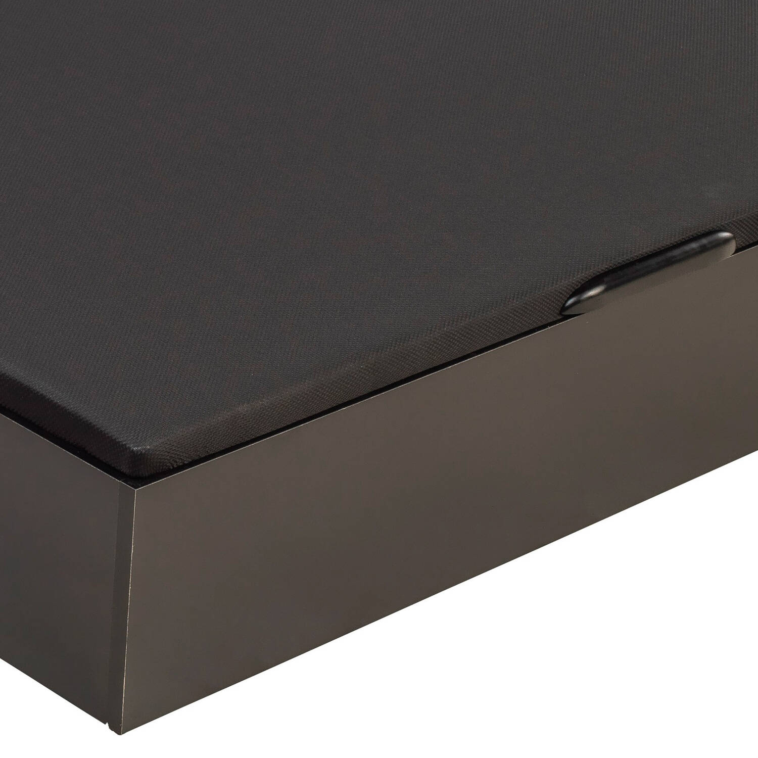 Otomana rectangular marrón oscuro con tapa de tela negra y asa.