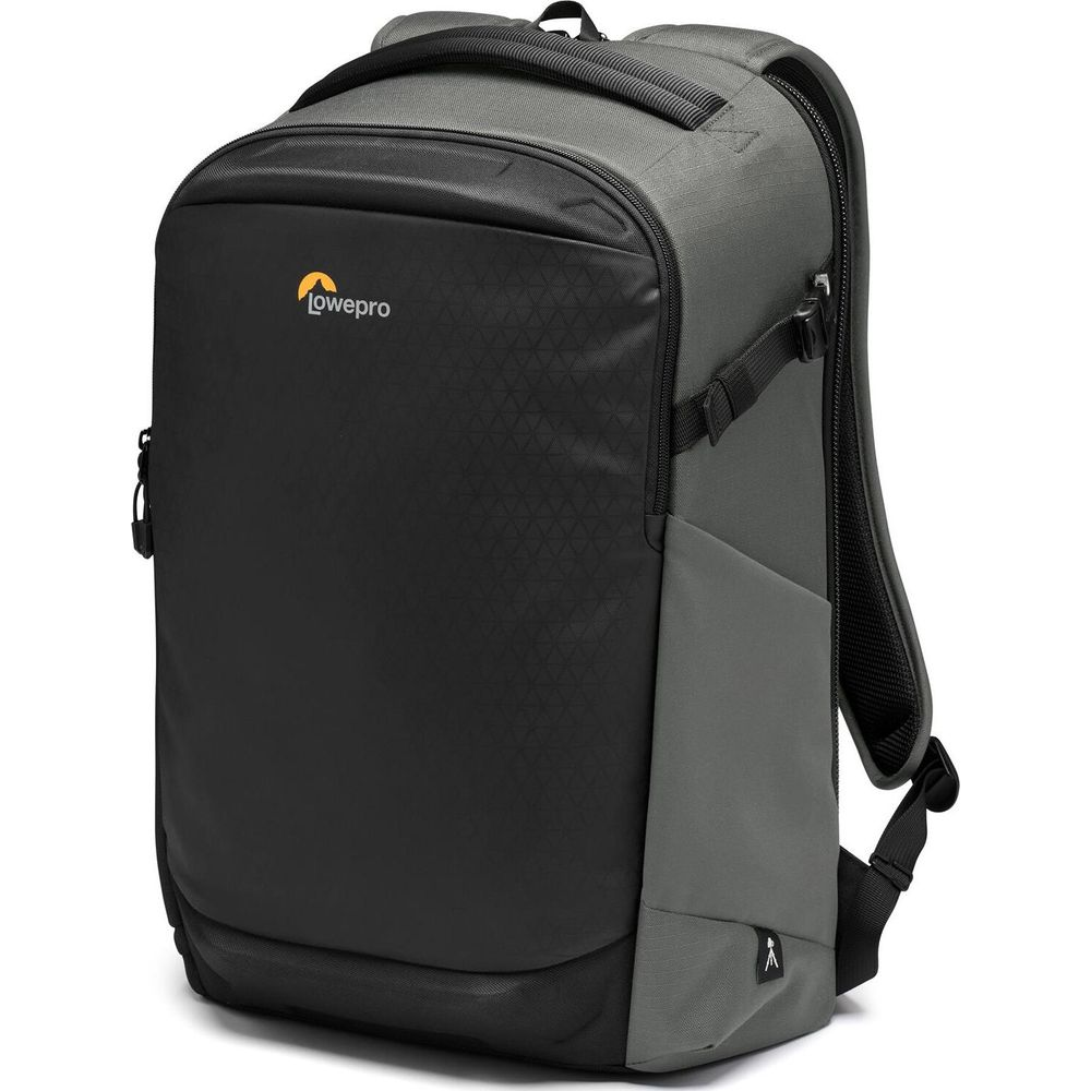 Een grijze en zwarte rugzak met het Lowepro-logo.