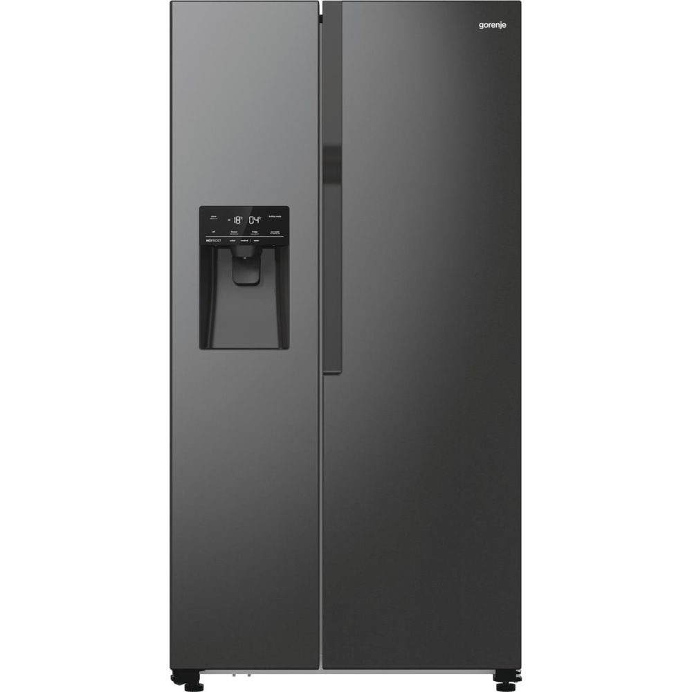 Ein hoher, dunkelgrauer Gorenje Side-by-Side-Kühlschrank mit Wasserspender und Digitalanzeige.