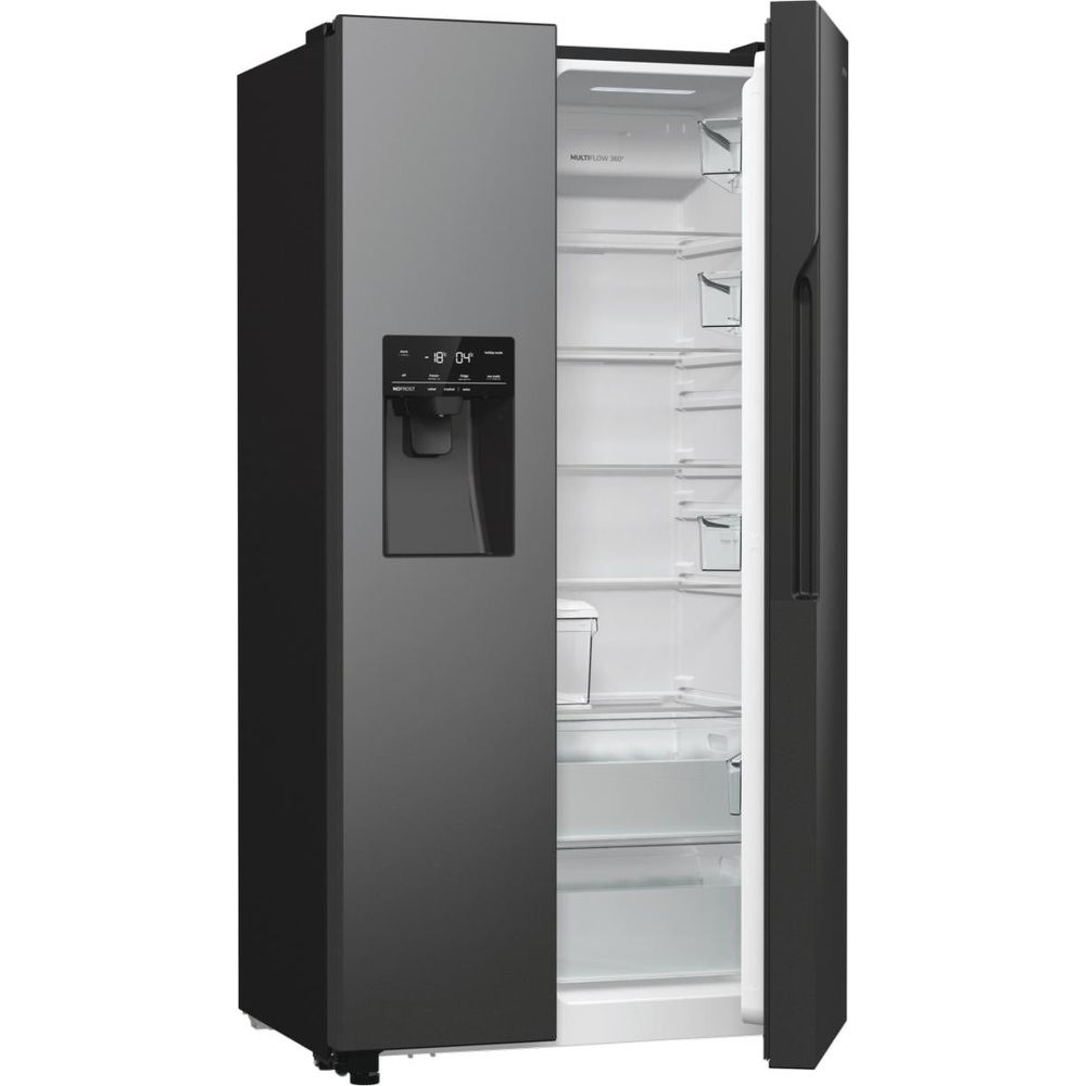 Ein dunkler Kühlschrank mit einer offenen Tür, die weiße Innenfächer zeigt.