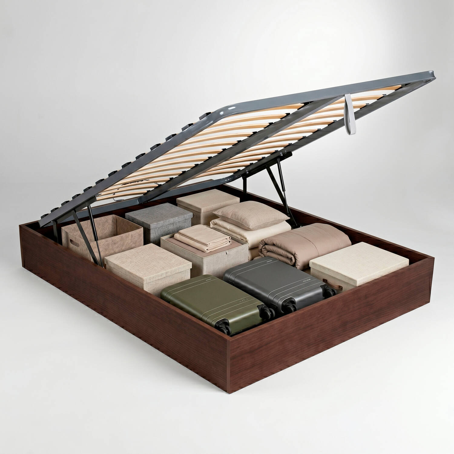 Arcón de cama con cajas, maletas y ropa de cama.