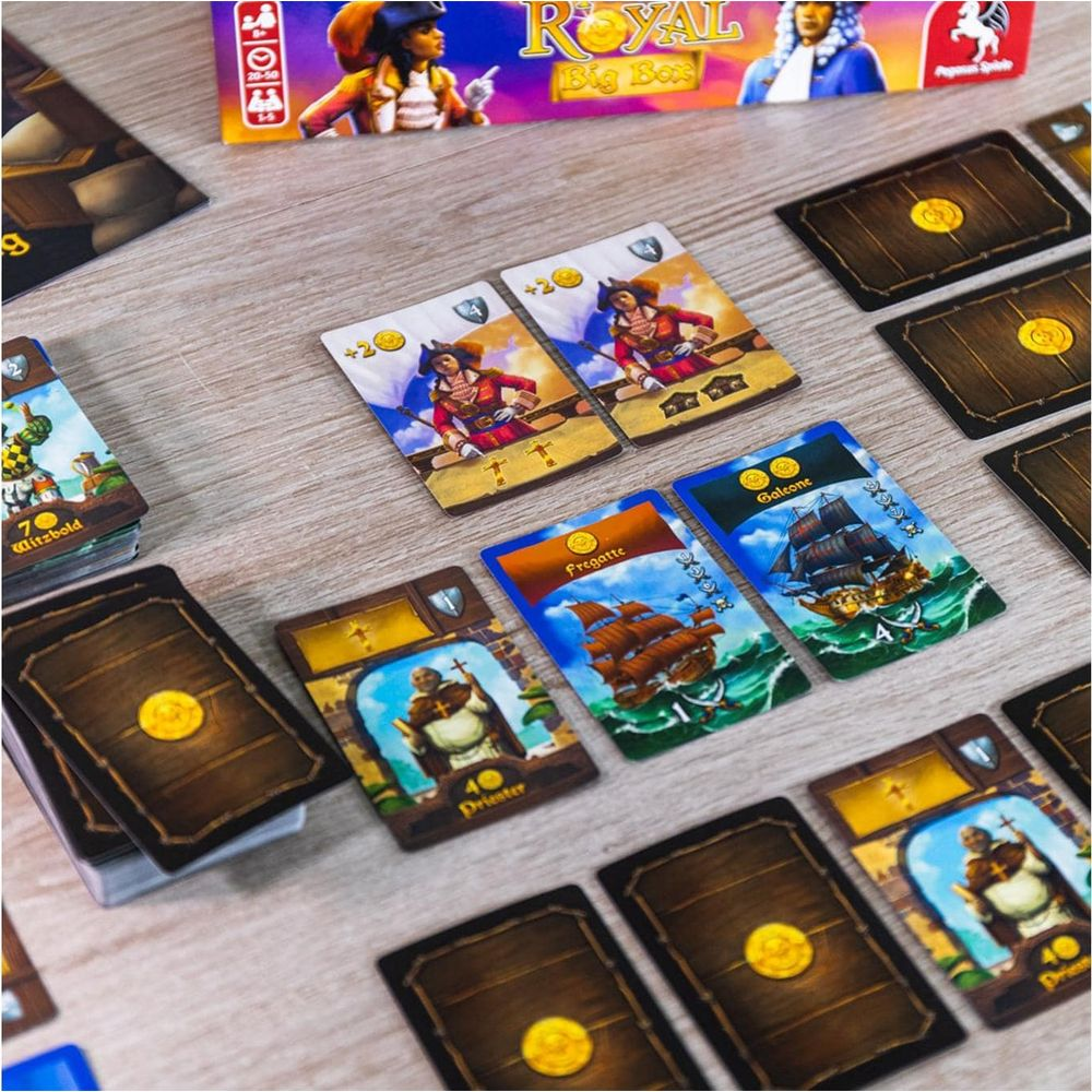 Brettspiel mit Karten: Soldaten, Schiffe und Goldmünzen auf Holztisch.
