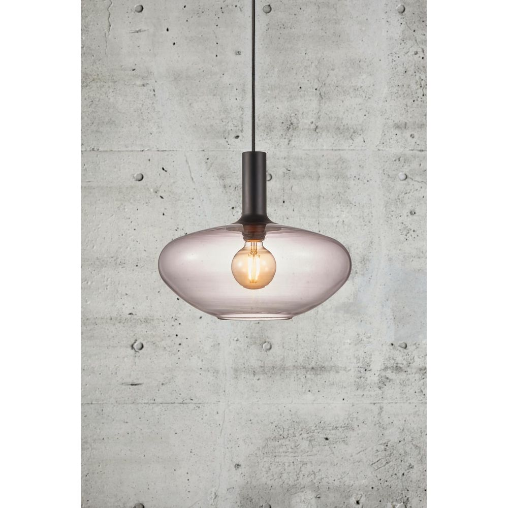 Une suspension avec abat-jour en verre fumé et ampoule à filament visible.