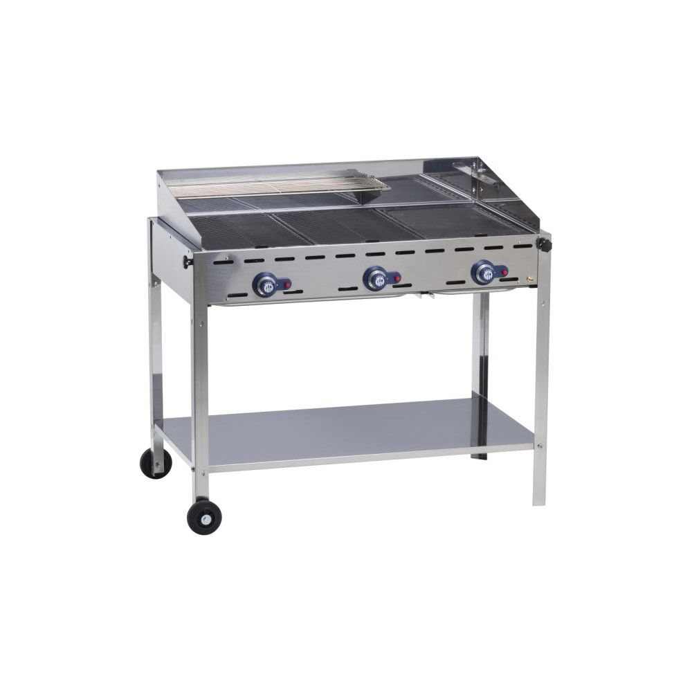 Ein silberner Gasgrill mit drei Brennern und einem Ablageboden steht auf Rädern.